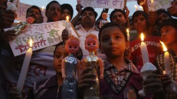 Familias completas han participado en las manifestaciones contra las violaciones sexuales a menores en India.
