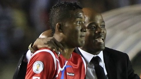 En la imagen, el jugador Luis Rentería recibe instrucciones del técnico Julio César Dely Valdés