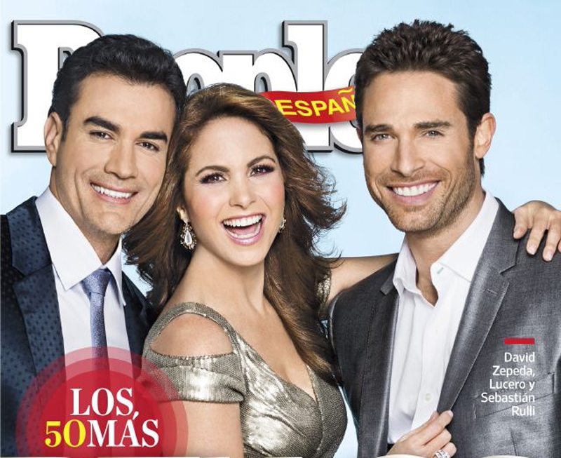 Detalle de la portada de la revista "People en español" donde aparecen los actores David Zepeda (i), de México, y Sebastián Rulli (d), de Argentina, acompañados de la cantante y actriz Lucero.