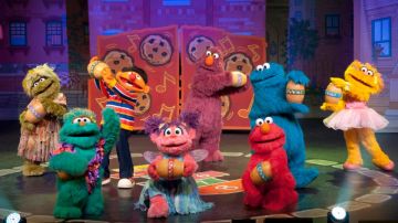 Elmo y sus amigos de Plaza Sésamo deleitarán al público hispano con un concierto el 5 de mayo.