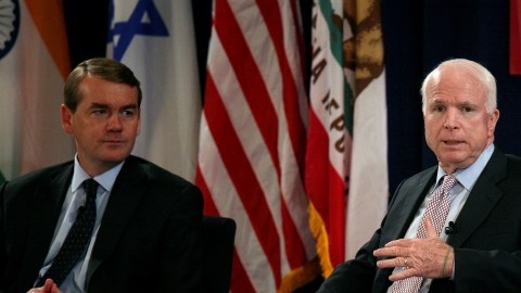 Los senadores  John McCain (der.) y  Michael Bennet, panelistas en el foro sobre inmigración realizado ayer en USC, organizado por el Instituto Schwarzenegger de política estatal y global.