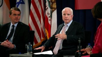 Los senadores  John McCain (der.) y  Michael Bennet, panelistas en el foro sobre inmigración realizado ayer en USC, organizado por el Instituto Schwarzenegger de política estatal y global.