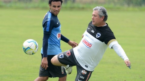 El técnico de Monterrey recordó su época de jugador y ayer participó en la práctica de su equipo.