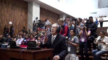 El exgeneral José Efraín Ríos Montt (c) habla  en la Corte Suprema de Ciudad de Guatemala al reanudarse el juicio en su contra.