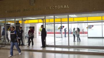 Vista de la entrada del Consejo Nacional Electoral (CNE)  en Caracas, donde se realiza una auditoría del 46% de las urnas de los comicios presidenciales celebrados el pasado 14 de abril. La misma fue pedida por el candidato opositor Capriles.
