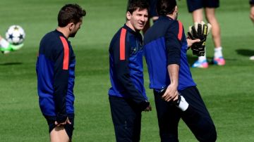 Las posibilidades de remontar del  Barcelona ante Bayern de Munich en la Liga de Campeones pasan por un  Lionel Messi (centro) con buena salud.