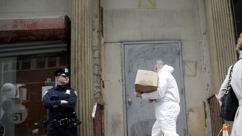 Un investigador - con traje protector- ingresaba ayer al lugar donde fue descubierta una pieza del avión.