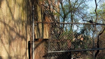 Cementerio antiguo es utilizado como depósito de basura en la comunidad de Jackson Heights, Queens.