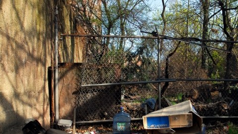 Cementerio antiguo es utilizado como depósito de basura en la comunidad de Jackson Heights, Queens.