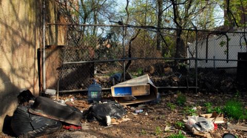 Cementerio antiguo es utilizado como depósito de basura en la comunidad de Jackson Heights, Queens.