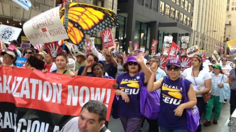 Llegan los caminantes que integran la Marcha del 1 de Mayo, a la Federal Plaza, en el centro de Chicago.