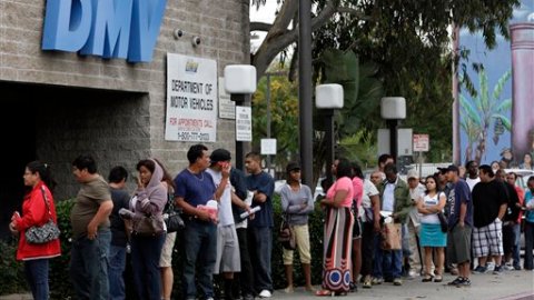 Quienes apoyan la nueva ley opinan que mejorará la seguridad pública porque habrá más conductores capacitados y asegurados.