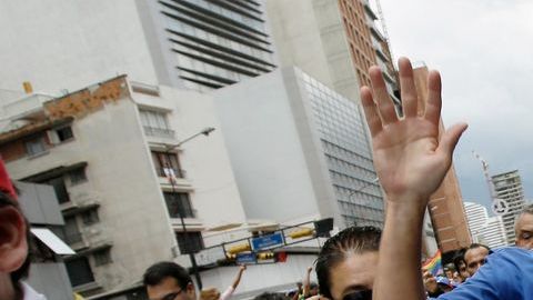 Capriles (azul) llamó a protestar de manera pacífica.