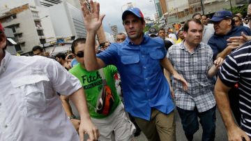 Capriles (azul) llamó a protestar de manera pacífica.