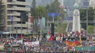 Decenas de organizaciones públicas e independientes partieron en tres marchas desde distintos puntos de la capital salvadoreña para celebrar el 1 de mayo.