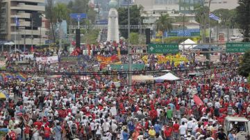 Decenas de organizaciones públicas e independientes partieron en tres marchas desde distintos puntos de la capital salvadoreña para celebrar el 1 de mayo.