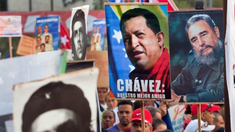 Cientos de personas participan hoy en el desfile por el Día Internacional de los Trabajadores, en la Plaza de la Revolución de La Habana (Cuba).
