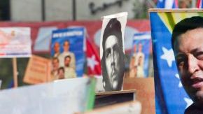 Cientos de personas participan hoy en el desfile por el Día Internacional de los Trabajadores, en la Plaza de la Revolución de La Habana (Cuba).