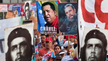 Cientos de personas participan hoy en el desfile por el Día Internacional de los Trabajadores, en la Plaza de la Revolución de La Habana (Cuba).