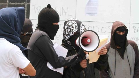Los encapuchados retiraron su campamento.