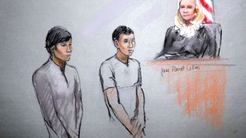 Un boceto realizado en la corte, que muestra a los acusados Dias Kadyrbayev (izq.), y Azamat Tazhayakov, cuando comparecieron este miércoles ante la jueza Marianne Bowler en la corte federal en Boston.