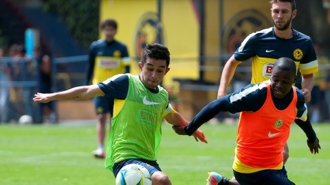 Christián Bermúdez (izq.) y  Narciso Mina en la práctica de ayer del América de cara al encuentro del sábado contra Tigres.