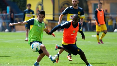 Christián Bermúdez (izq.) y Narciso Mina en la práctica de ayer del América de cara al encuentro del sábado contra Tigres.