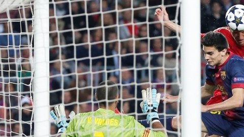 Thomas Meller cabecea para vencer al portero Víctor Valdés en el último clavo del ataúd de los blaugranas ayer en el Camp Nou.