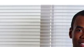 El veterano de la NBA, Jason Collins, posa junto a George Stephanopoulos, de la cadena ABC, tras una entrevista esta semana.