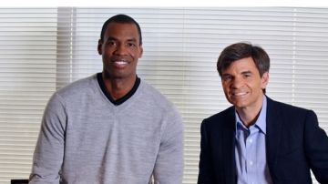 El veterano de la NBA, Jason Collins, posa junto a George Stephanopoulos, de la cadena ABC, tras una entrevista esta semana.