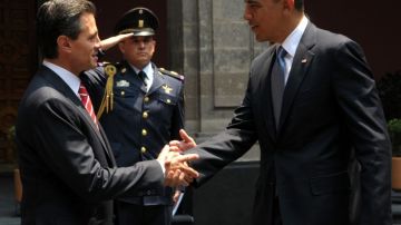 Peña Nieto (izq) y Obama se dan la mano en el Palacio Nacional de México.