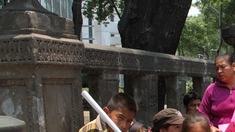 Dos niñas sostienen carteles en los que piden a Obama un alto a las deportaciones.