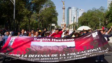 Diversos contingentes de sindicatos, estudiantes y maestros, marcharon sobre el Paseo de la Reforma con dirección al Zócalo capitalino para conmemorar el Día del Trabajo en México.