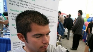 Un hispano se chequea la presión en una feria de salud en Los Angeles.