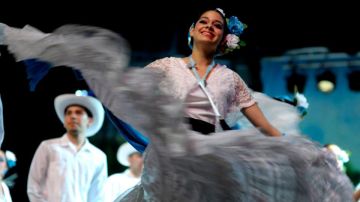 La Compañía de Baile Folclórico Mexicano de Chicago celebra su 30 aniversario con una presentación especial para las madres en su día.