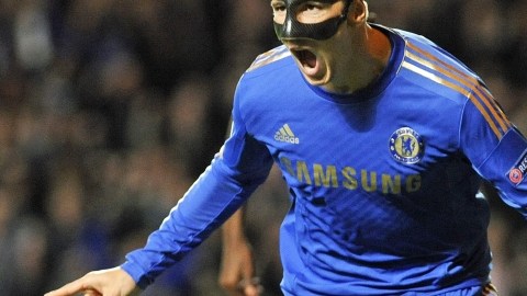 El español Fernando el 'Niño' Torres grita su gol al Basilea durante  la semifinal de vuelta de la Liga Europa de ayer en  Stamford Bridge.