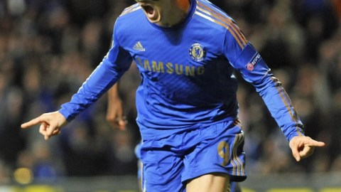 El español Fernando el 'Niño' Torres grita su gol al Basilea durante la semifinal de vuelta de la Liga Europa de ayer en Stamford Bridge.