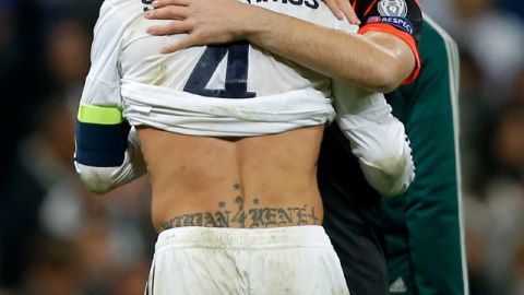 Iker Casillas se abraza con Sergio  Ramos cuando Real Madrid quedó eliminado.
