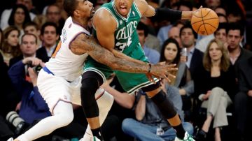 J.R. Smith (8) de los Knicks intenta despojar del balón a Paul Pierce (34) de los Celtics de Boston en el quinto juego de la serie.