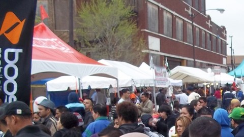 Mexicanos y personas de diferentes nacionalidades se unen a la celebración del Cinco de Mayo en varios barrios y suburbios.