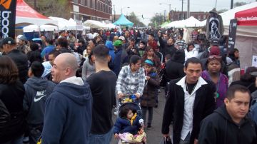 Mexicanos y personas de diferentes nacionalidades se unen a la celebración del Cinco de Mayo en varios barrios y suburbios.