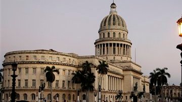 González es ciudadano cubano y su esposa e hijas viven en la isla.