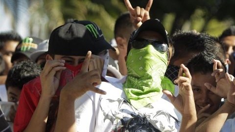 Integrantes de la pandilla Mara Salvatrucha (MS) asisten a un acto simbólico el 22 de enero de 2013, en Ilopango a las afueras de San Salvador.