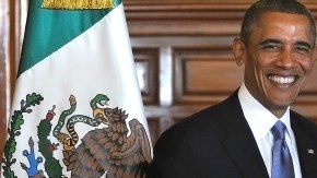 MEX49. CIUDAD DE MÉXICO (MÉXICO), 02/05/2013.- Fotografía cedida por Presidencia de México de los mandatarios de EE.UU., Barack Obama (i), y de México, Enrique Peña Nieto (c), hoy, jueves 2 de mayo de 2013, durante una reunión en Palacio Nacional, en la capital mexicana, donde anunciaron la creación de un Diálogo Económico de Alto Nivel centrado en promover la competitividad, productividad y conectividad. EFE/Presidencia de México/SOLO USO EDITORIAL