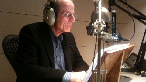Michael Krasny conductor de Forum de KQED en un programa sobre la visita de Obama a México en donde participó El Mensajero.