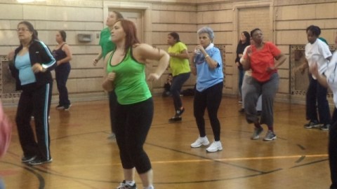 No tienes que correr un maratón; con solo ejercitarte a diario puedes evitar las dolorosas "piedras" en los riñones.