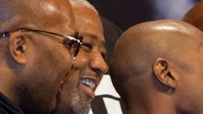 Frente a frente, Floyd Mayweather Jr. (izq.) y Robert Guerrero luego de dar el peso para su contienda de hoy en Las Vegas.