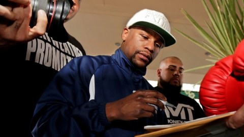 Floyd Mayweather Jr. se ha mostrado complaciente con los aficionados, a quienes firmó autógrafos e intercambió diálogos.