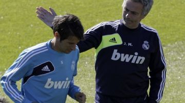 José Mourinho (der.) bromea con el defensa Coentrao durante el entrenamiento en el Estadio Alfredo Di Stéfano de Valdebebas.