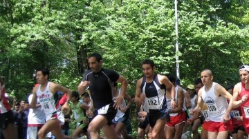 Vista panorámica de la Carrera 5 de Mayo que se lleva a cabo anualmente en Brooklyn con la participación de decenas de atletas de diferentes sectores de la nación.